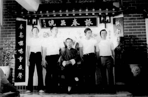 1972年電影《英雄榜》特輯,左1為尹冠中師傅